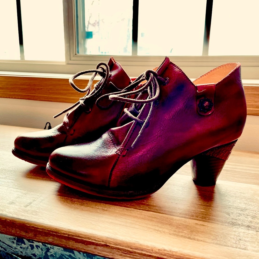 L’Artiste Boots size 8